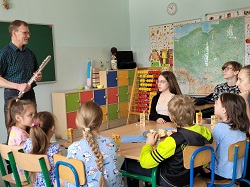dzieci się bawią