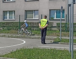 dziecko i policjant