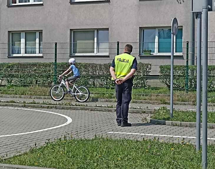 dziecko i policjant 