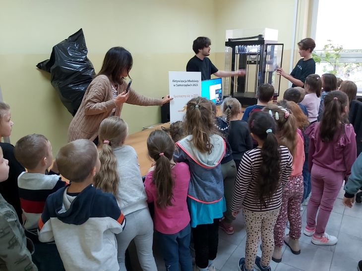 Dzieci oglądają drukarkę 3D