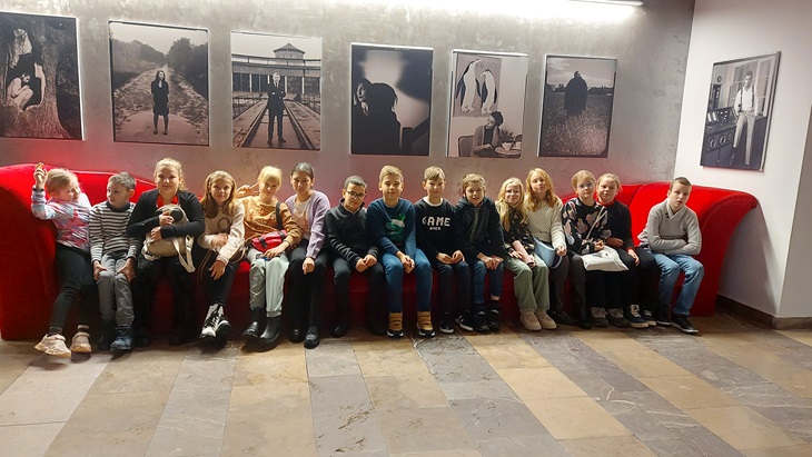 dzieci w teatrze