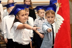 uczniowie klas pierwszych ślubują na sztandar