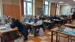 uczniowie siedzą