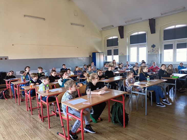 dzieci w klasie
