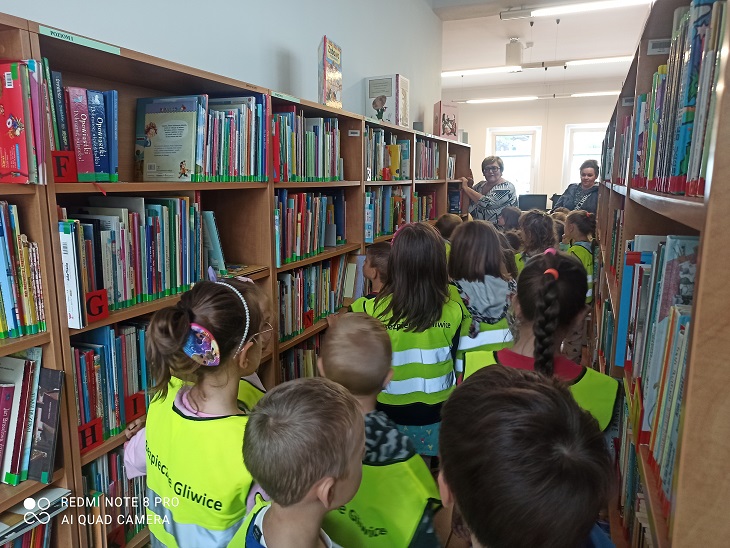 Dzieci oglądają zbiory w bibliotece