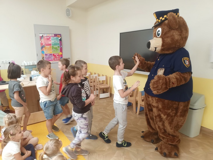 Dzieci przybija piątkę z dużym Misiem