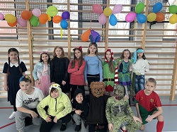 uczniowie stoją w strojach karnawałowych