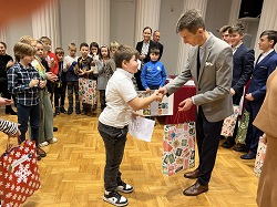 uczeń odbiera nagrode na gali inscenizacji bozonarodzeniowych