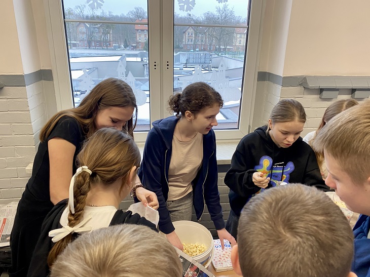 dziwczyny w dniu popcornu sprzedają popcorn