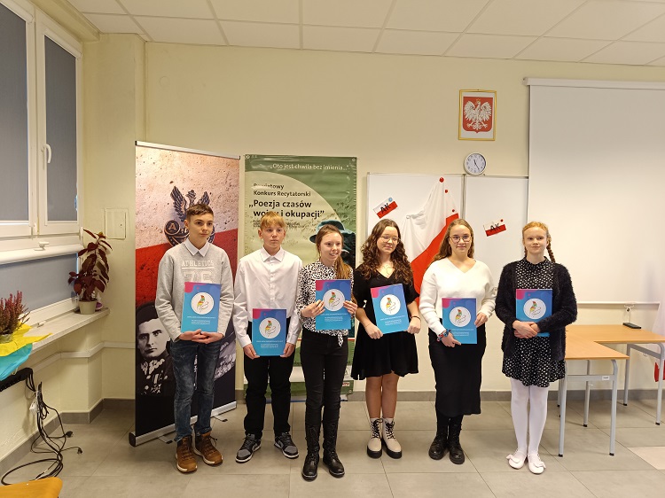 grupa uczniów nagrodzona na konkursie recytatorskim