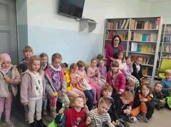 grupa dzieci przebywających w bibliotece. kolaż zdjęć uśmiechniętych dzieci 