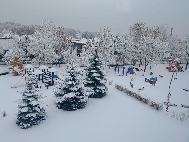 śnieżny krajobraz na placu zabaw