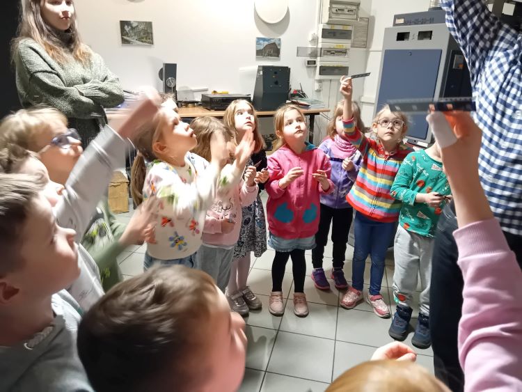 Dzieci oglądają przeźrocza