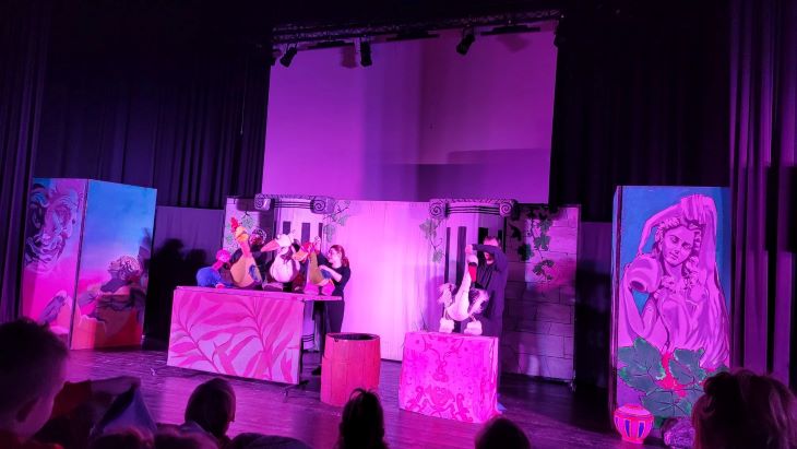 Scena, na której odbywa się teatrzyk kukiełkowy