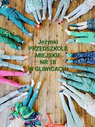 na zdjęciu widać nogi dzieci w kolorowych skarpetkach