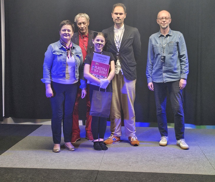 Laureatka konkursu recytatorskiego Amelia Biernat z organizatorami