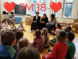 Dzieci czytają książki w przedszkolu, akcja czytania przedszkolakom
