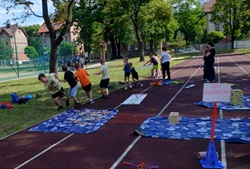 Uczniowie w trakcie rywalizacji sportowej na bieżni, dzień sportu