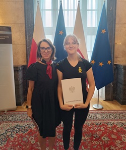 Zosia Lisecka z panią kurator po odebraniu nagrody za osiągnięcia artystyczne