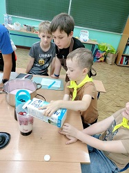 na zdjęciu dzieci dokładają składniki na smoothie