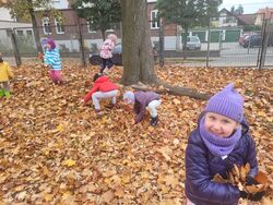 Dzieci z grupy Iskierki na spacerze