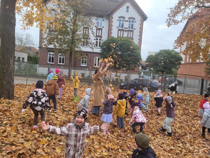 Dzieci z grupy Iskierki wśród liści