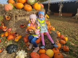 Dziewczynki z grupy Iskierki z dyniami