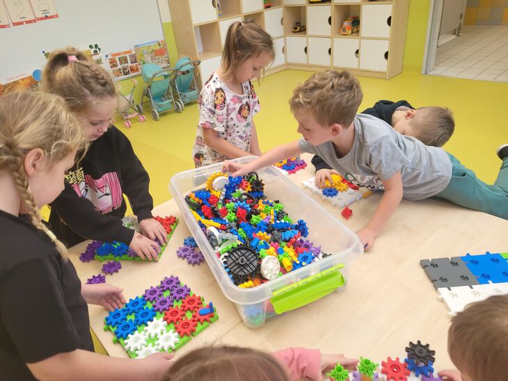 Grupa Iskierek budującą konstrukcje z klocków Korbo