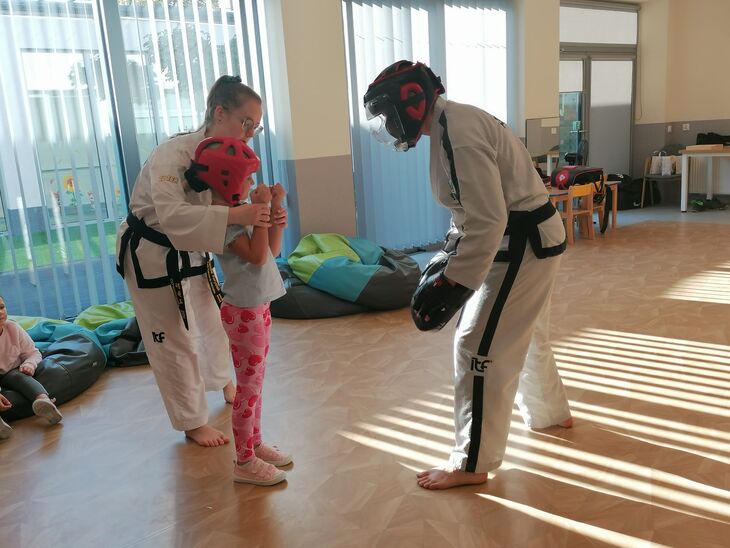 Dzieci z grupy Kropelki na pokazie Aikido