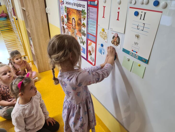 Dziewczynka z grupy Śnieżynki przy tablicy 