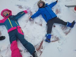 Maja i Tymon na śniegu