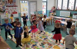 Grupa Słoneczek tańcząca z bibułą