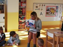 Pani pedagog w grupie śnieżynek