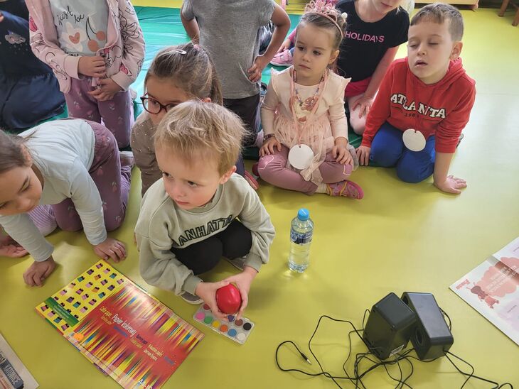 Grupa Bąbelków podczas zajęć z Panią Asią