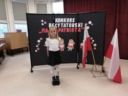 Zuzia grupy Kropelki na konkursie recytatorskim