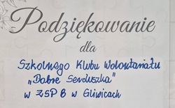 Na zdjęciu widoczne jest podziękowanie skierowane do Szkolnego Klubu Wolontariatu „Dobre Serduszka” w ZSP 8 w Gliwicach. Treść podziękowania została umieszczona na jasnym tle z delikatnym, dekoracyjnym motywem kwiatowym w narożnikach. Napis „Podziękowanie” znajduje się u góry w eleganckiej, ozdobnej czcionce, natomiast dalsza część tekstu jest zapisana prostszym krojem pisma. Fragment dotyczący nazwy klubu wolontariatu został zapisany odręcznym, niebieskim pismem. W centralnej części widnieje tekst wyrażający wdzięczność za wsparcie, życzliwość i pomoc, podpisany jako „Rodzice Weroniki”.