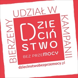 Na obrazie znajduje się czerwono-biały kwadratowy znak graficzny kampanii „Dzieciństwo bez przemocy”. W centralnej części widnieje logo z napisem: „Dzieciństwo bez przemocy”, zapisanym stylizowaną czcionką – słowo „Dzieciństwo” jest ułożone w kwadracie, a litera D ma formę graficznego symbolu przypominającego nawias. Na obrzeżach widnieje czerwony tekst: „Bierzemy udział w kampanii”, rozmieszczony po bokach kwadratu. Na dole znajduje się adres strony internetowej kampanii: dziecinstwobezprzemocy.pl