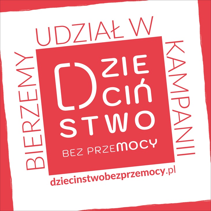 Na obrazie znajduje się czerwono-biały kwadratowy znak graficzny kampanii „Dzieciństwo bez przemocy”.  W centralnej części widnieje logo z napisem: „Dzieciństwo bez przemocy”, zapisanym stylizowaną czcionką – słowo „Dzieciństwo” jest ułożone w kwadracie, a litera D ma formę graficznego symbolu przypominającego nawias.  Na obrzeżach widnieje czerwony tekst: „Bierzemy udział w kampanii”, rozmieszczony po bokach kwadratu.  Na dole znajduje się adres strony internetowej kampanii: dziecinstwobezprzemocy.pl