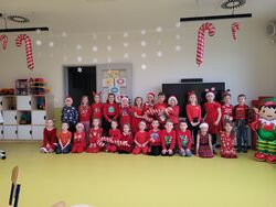 Zdjęcie grupowe dzieci z grupy Iskierki w Mikołajki