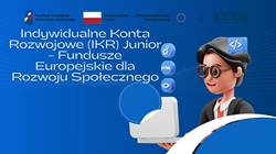 Na obrazku widoczna jest niebieska grafika promująca projekt Indywidualne Konta Rozwojowe (IKR) Junior. Po lewej stronie znajdują się logotypy Funduszy Europejskich, Polski i UE. W centrum widnieje biały tytuł projektu. Po prawej stronie znajduje się trójwymiarowa postać ucznia przy laptopie oraz ikonki związane z programowaniem (HTML, kod, trybik). Grafika ma nowoczesny, technologiczny charakter.