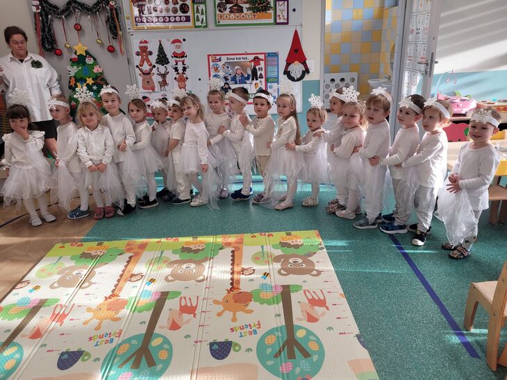 Dzieci z grupy Słoneczek na występie świątecznym