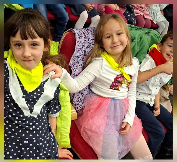 uśmiechnięte dziewczynki podczas seansu