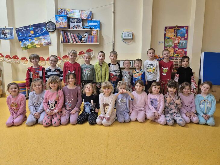 grupa dzieci w piżamkach