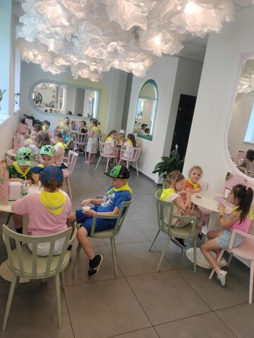 dzieci podczas konsumpcji lodów w lodziarni