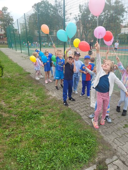 Dzieci z grupy Iskierki na pochodzie z balonami