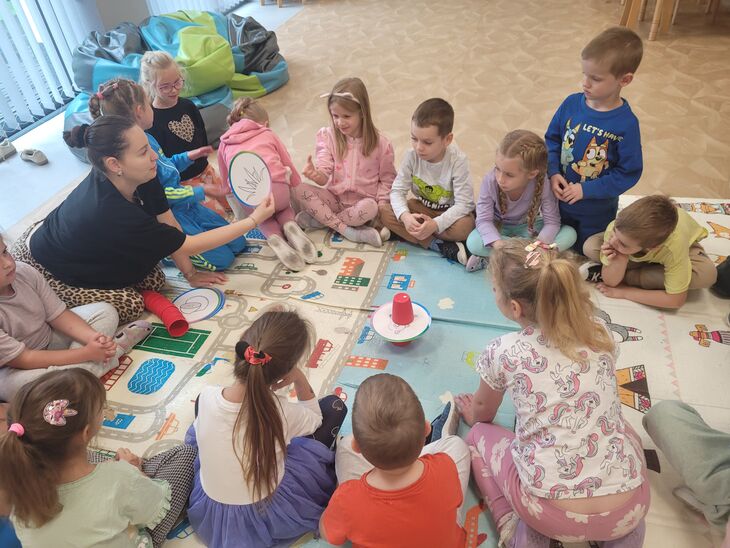 Dzieci z grupy Iskierki z Panią z języka angielskiego