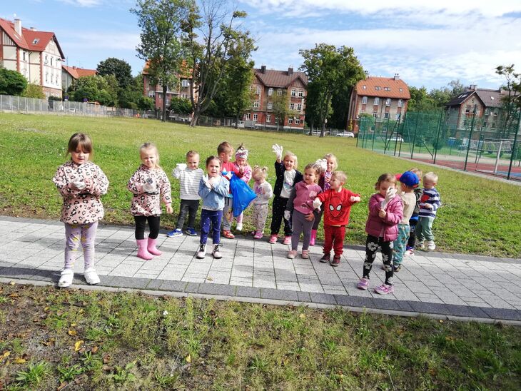 Grupa Gwiazdek biorąca udział w akcji Sprzątania Świata 