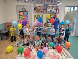 Pani Irenka ze Słoneczkami trzymającymi kolorowe balony