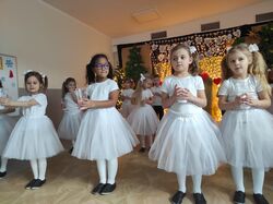 Śnieżynki podczas występu dla babci i dziadka 