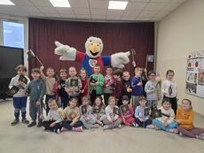 uśmiechnięte dzieci a w tle orzeł z klubu piast gliwice 